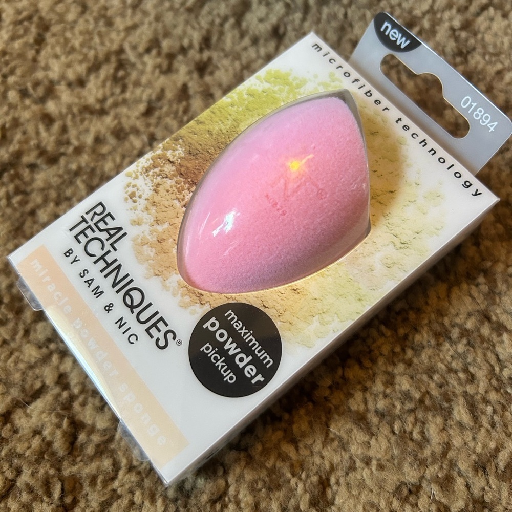 Real Techniques miracle powder sponge - Picture 2 of 8